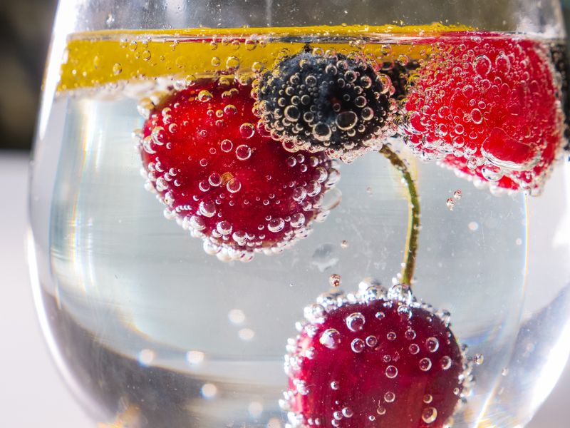 Sparkling mineral water with lemon